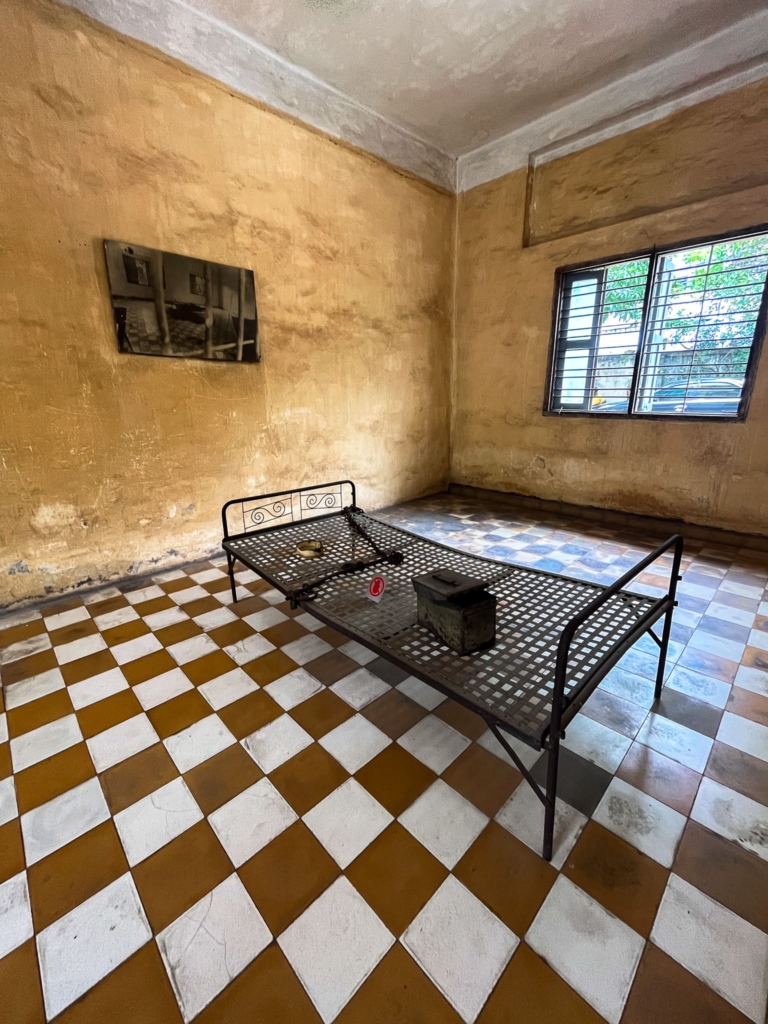 De S21 Tuol Sleng gevangenis en de Choeung Ek Killing Fields in Phnom Penh 6 Martelkamer S21 gevangenis