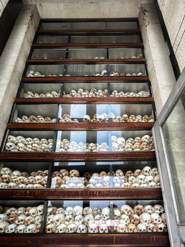 De S21 Tuol Sleng gevangenis en de Choeung Ek Killing Fields in Phnom Penh 10 Monument bij de Killing Fields
