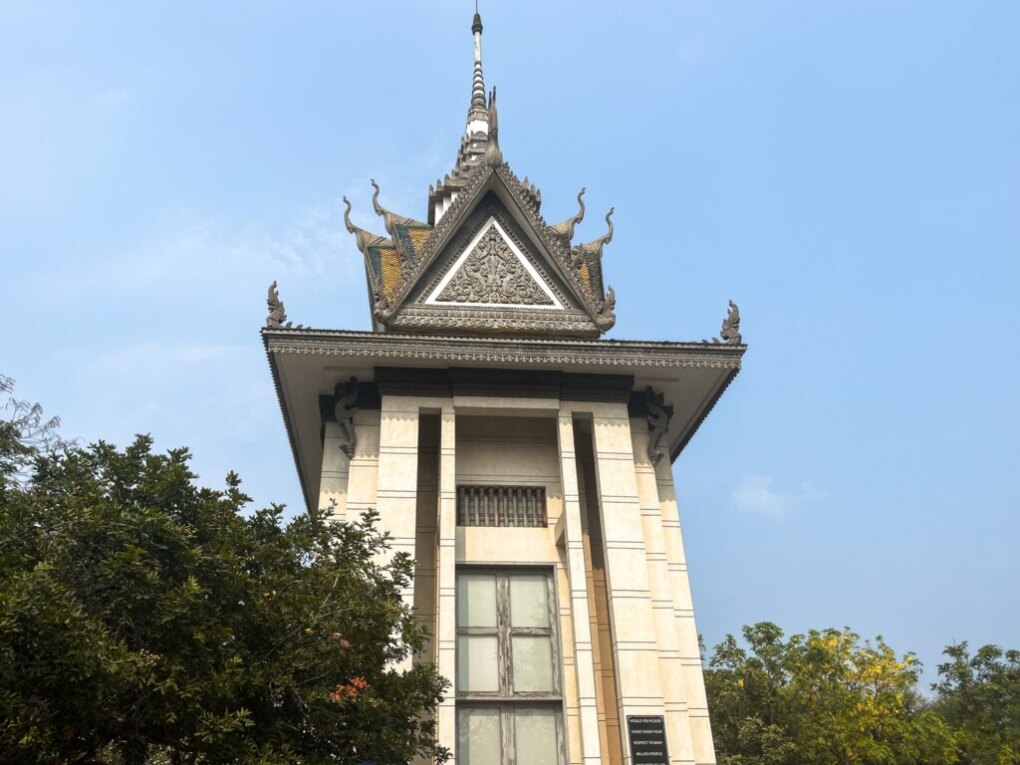 De S21 Tuol Sleng gevangenis en de Choeung Ek Killing Fields in Phnom Penh 12 Mooi monument bij de Killing Fields