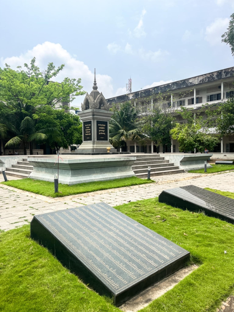 De S21 Tuol Sleng gevangenis en de Choeung Ek Killing Fields in Phnom Penh 2 Namen van slachtoffers S21