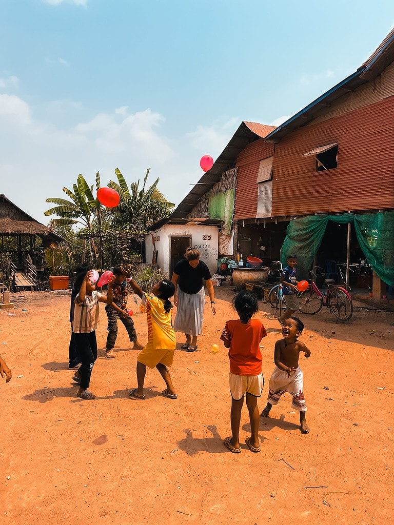 Dit moet je weten voor je naar Cambodja gaat: 8 belangrijke feiten 12 Spelende kinderen Vrijwilligerswerk in Cambodja