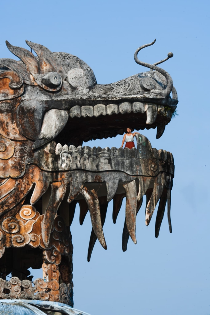 Tip: visit the abandoned water park in Hué 2 Dragon abandoned water park Hué