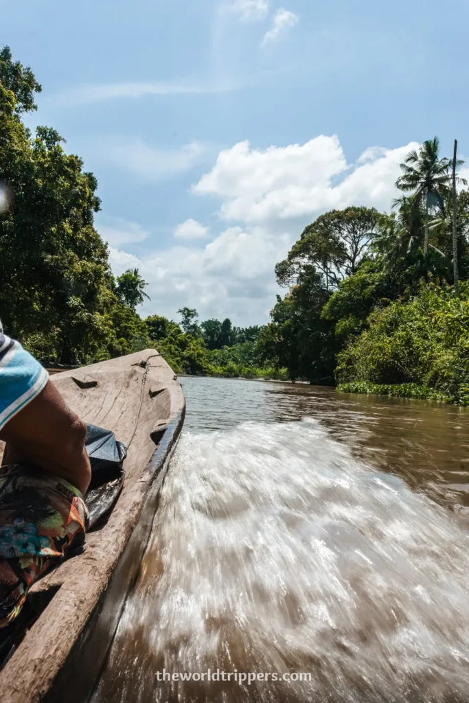 Bucketlist: bezoek de Mentawai stam en leef in de jungle in Siberut, Sumatra 5 Boat to Mentawai tribe