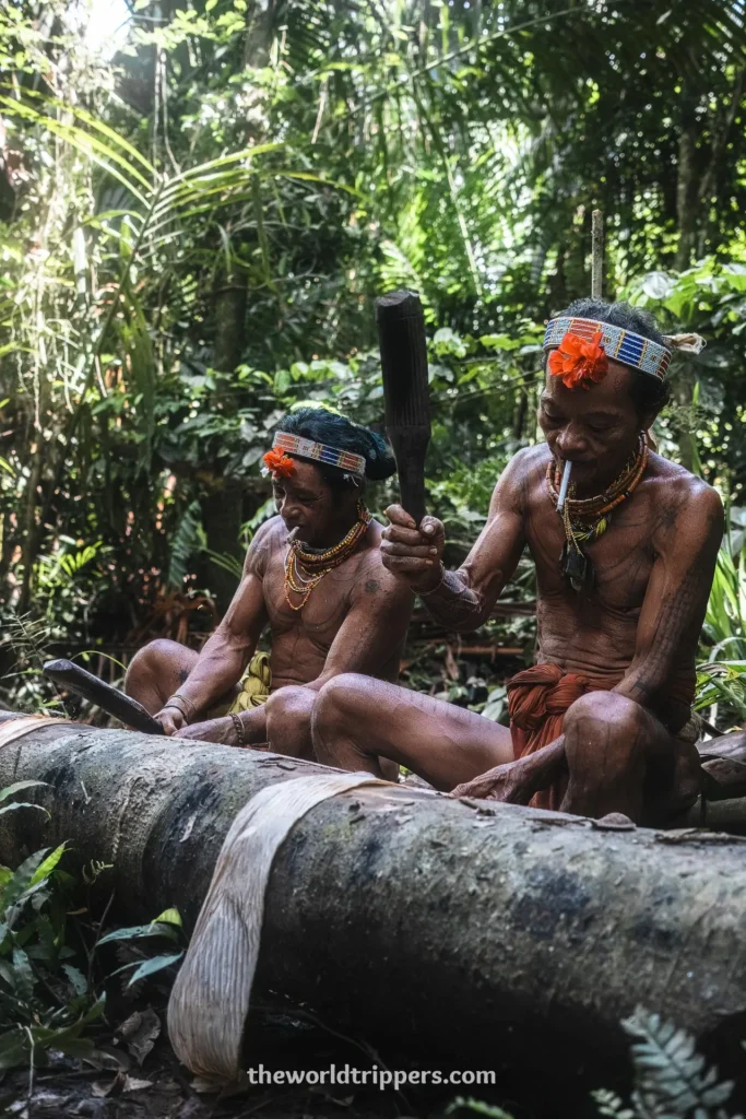 Bucketlist: bezoek de Mentawai stam en leef in de jungle in Siberut, Sumatra 12 Mentawai Shamans making clothes