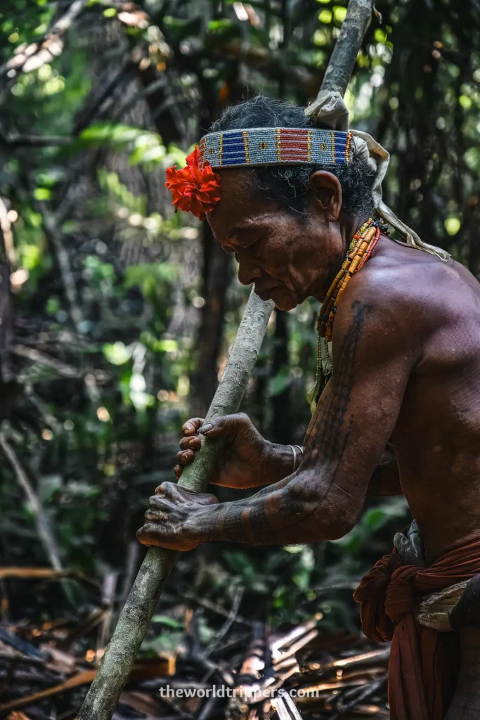 Bucketlist: bezoek de Mentawai stam en leef in de jungle in Siberut, Sumatra 16 Mentawai Tribe member