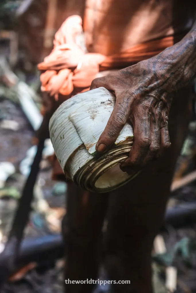 Bucketlist: bezoek de Mentawai stam en leef in de jungle in Siberut, Sumatra 11 Mentawai clothes making