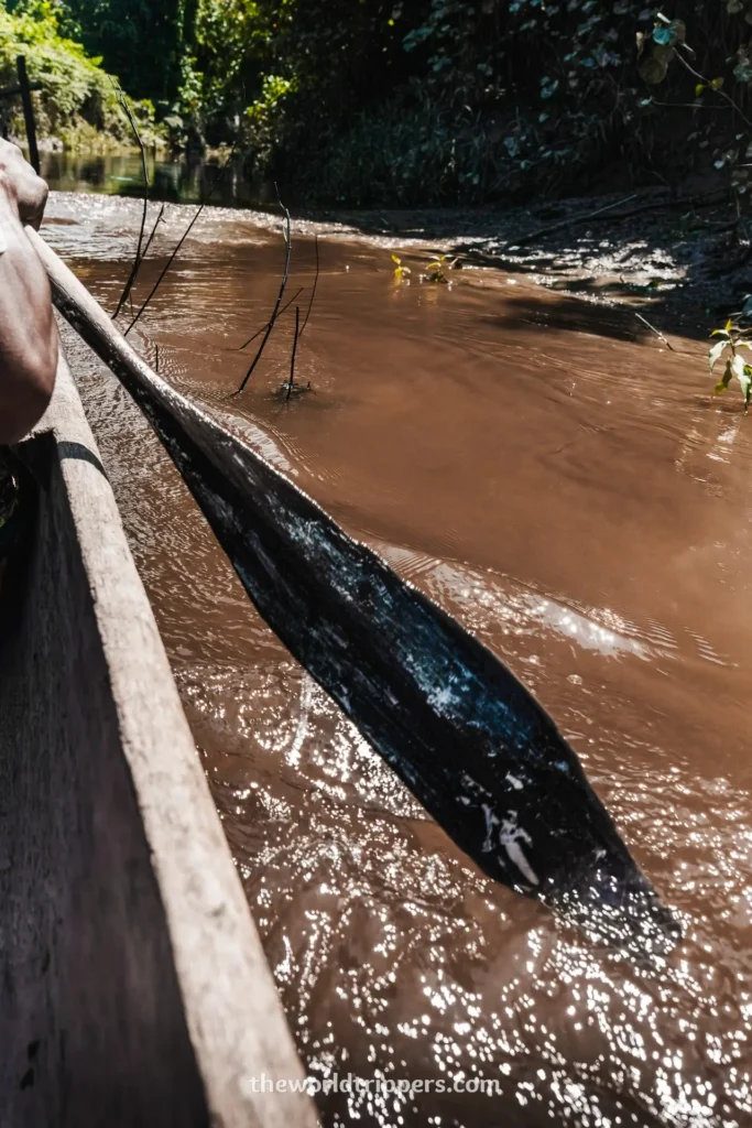 Bucketlist: bezoek de Mentawai stam en leef in de jungle in Siberut, Sumatra 6 Rowing boat